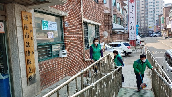 어르신들이 머물고 있는 대한노인회 분당구 지회 청소 봉사 활동에 나선 김회장(사진 오른쪽)과 회원들. 사진/성남시새마을회