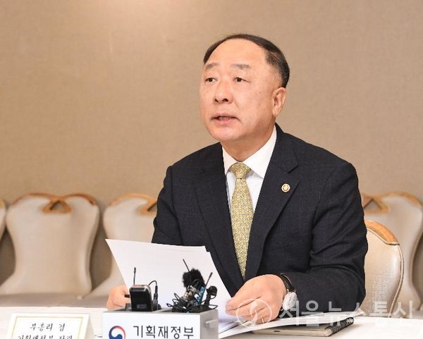 홍남기 경제부총리 겸 기획재정부 장관이 2월 3일 정부서울청사에서 열린 제38차 부동산시장 점검 관계장관회의를 주재하며 발언하고 있다. / 기획재정부 제공