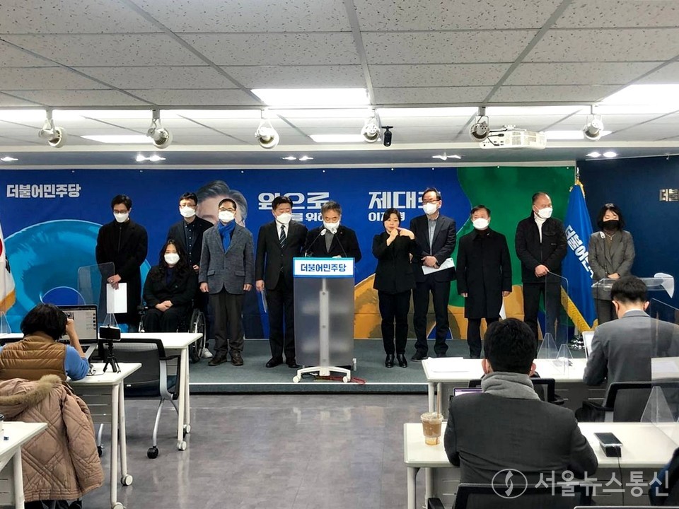 민주당 선대위 더놀자플랫폼을 이끄는 송재호 상임위원장이 24일 당사에서 "모두가 행복한 국민 여행시대·세계 10대 관광국가로 도약"을 위한 관광산업 정책공약을 발표하고 있다. (사진 = 더민주 선대위) 