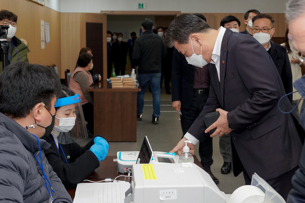 구만섭 지사 권한대행은 사전투표 첫날인 4일 제주시 연동 사전투표소를 찾아 소중한 권리를 행사하고, 선거 관계자들을 격려했다. 제주도청