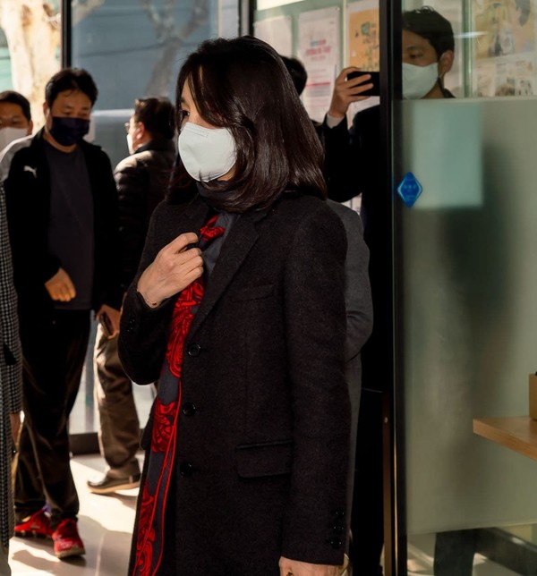 국민의힘 윤석열 대선 후보 배우자 김건희 코바나컨텐츠 대표가 4일 오전 11시 15분경 자택 인근 서초1동 주민센터 사전투표소에 들어서고 있다. (사진 제공 = 국민의힘 선대위)