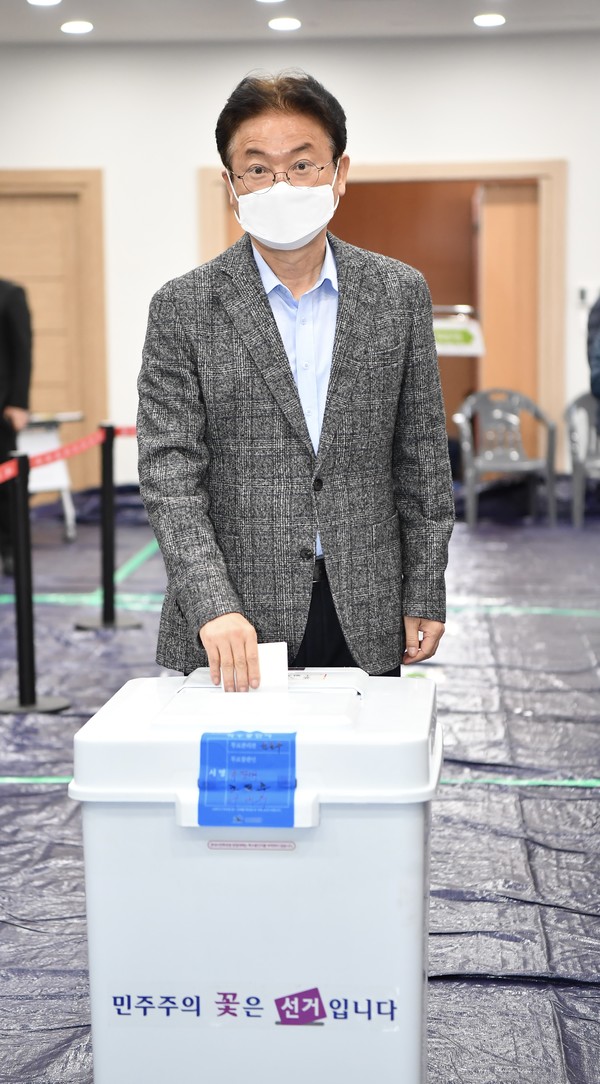 이철우 지사는 4일 안동 풍산읍 투표소에서 제20대 대통령선거 사전 투표를 실시하고, 투표소 종사자를 격려했다. 경북도청