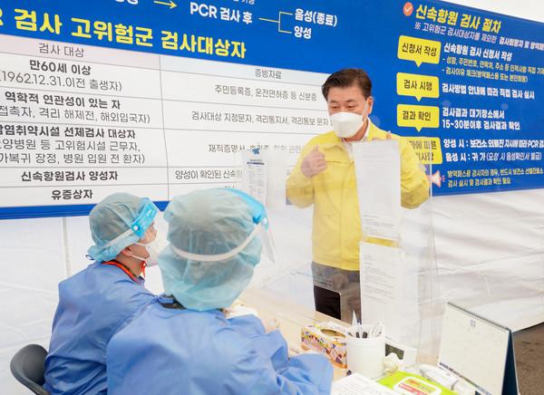 구만섭 권한대행은 4일 제주시 서부보건소를 방문해 코로나19 역학조사와 재택치료 관리 등을 위해 고군분투하는 의료인과 관계자들을 격려했다. 제주도청