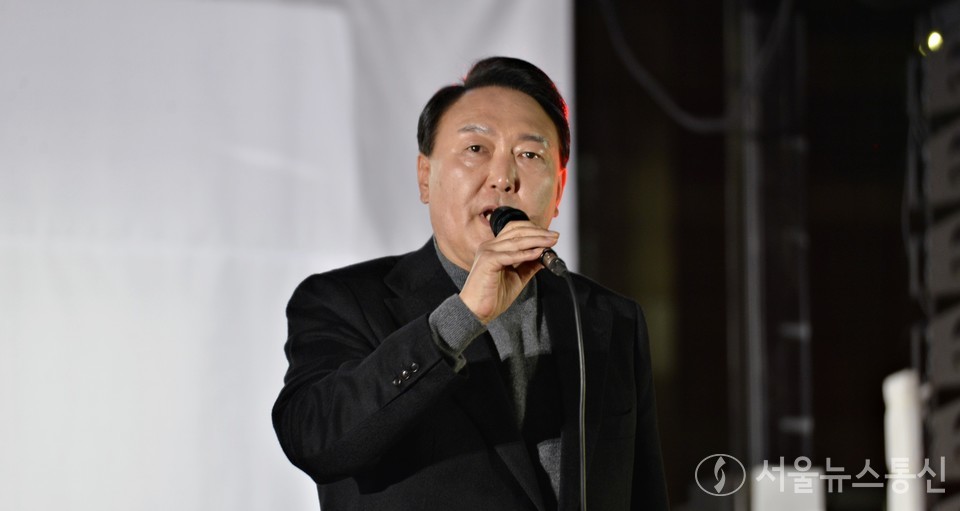 국민의힘 윤석열 대선후보는 8일 이재명 더불어민주당 대선 후보와 불과 500m 떨어진 서울시청앞 광장에서 마지막 22일 차 유세를 펼치며 "윤석열 정부의 목표는 일자리를 창출하는 것이고, 중산층을 두텁게 하는 것이고, 노동자의 권익을 보장해 주는 것"이라고 이같이 말했다. (사진 = 이민희 기자)