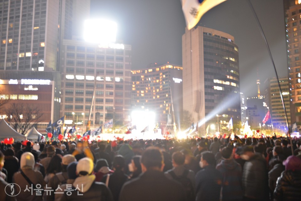 시청광장을 가득 채운 국힘 윤석열 지지 인파는 이날 오후 6시부터 집결해 피날레 유세를 앞둔 윤석열 후보를 연신 소리내 외쳤다.