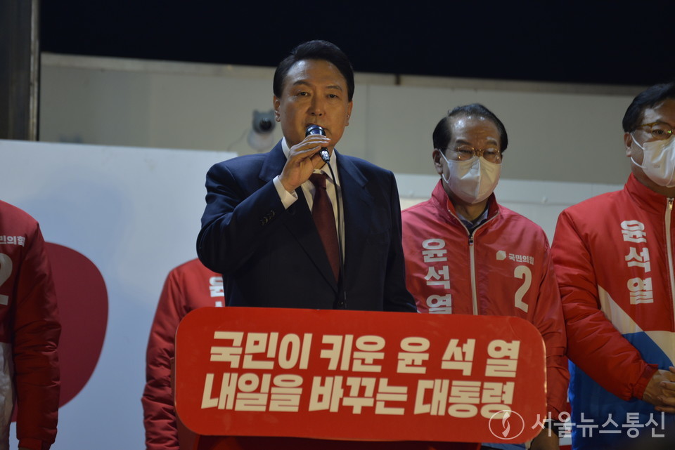 윤석열 국민의힘 대선후보는 10일 새벽 4시 대통령 당선 확정 소식을 듣고, 국민의힘 앞 광장에서 기다려준 지지자들에게 감사인사를 전했다. 윤 후보는 "야당과 협치하면서 국민을 잘 모시도록 하겠다. 성숙된 정당되도록 하며 의회를 존중하고 야당과 협치하겠다"고 밝혔다. 더불어 "뛰어준 여러분께 감사드리며, 국민여러분께 감사드린다. 제대로 잘 보답하겠다"고 말했다. (사진 = 이민희 기자)