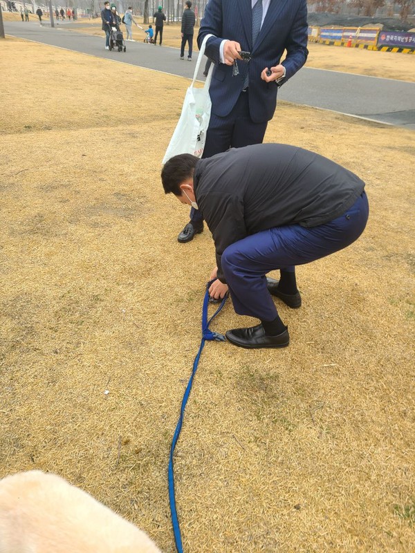 윤석열 대통령 당선인이 이날 오후 반려견 토리와 한강공원에서 산책을 하며 주민들과 만남의 기회를 가졌다. 2022.3.13/사진=국민의힘