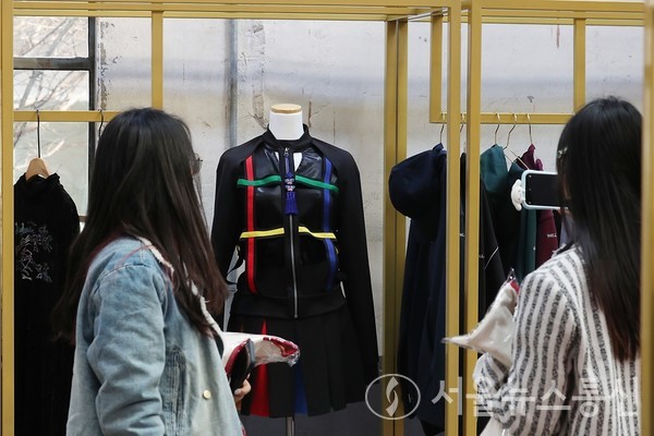 15일 서울 성동구 성수동 레이어57에서 열린 패션문화마켓 ‘2022 F/W Fashion KODE’에서 관람객들이 오프라인 쇼케이스에 입장하고 있다. / 국민소통실 제공