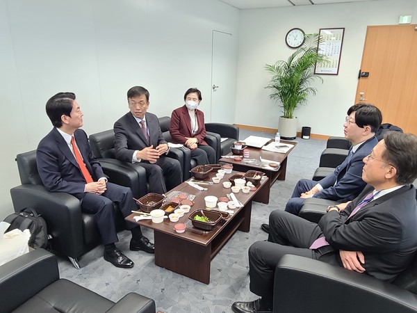 18일 안철수 인수위원장이 제1차 전체회의 종료 후 경제1분과 최상목 간사, 신성환 위원, 김소영 위원, 신용현 대변인과 함께 인수위원장실에서 첫 오찬 겸 업무회의를 진행하고 있다./사진=국민읨힘