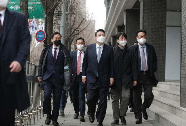 윤석열 당선인은 18일 국민의힘 지도부와 오찬 후 산책을 하고 있다/2022.3.18/사진=국민의힘