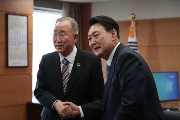 윤석열 당선인이 이날 오후 반기문 前 UN사무총장과 만나 악수하고 있다./20223.18/사진=국민의힘 