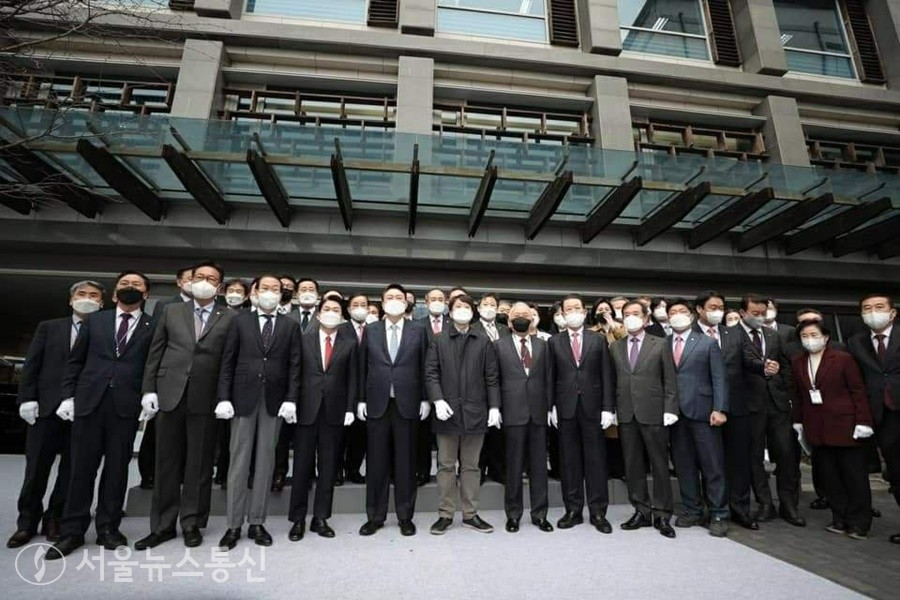 윤석열 대통령 당선인이 18일 오전 통의동 금감원 연수원 내부 대회의실에서 가진 인수위원들과 첫 전체회의에 앞서 대통령직 인수위 주요 위원들과 기념촬영 하고 있다. (사진 제공 = 국민의힘)