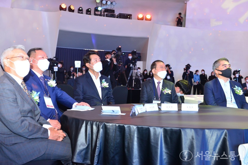오세훈 시장이 코로나19로 어려움을 겪고 있는 국내‧외 관광업계 관계자들에게 위로와 희망의 메시지를 전달하기 위해 지난 26일 세빛섬에서 열린 '서울국제트래블마트'개막식에 참여, 단체장들과 함께하고있다. 사진(왼쪽부터)김춘추 한국마이스협회 회장, 김인호 서울시의회 의장, 오세훈 서울시장, 남상만 서울시 관광협회장, 오창희 한국여행업협회 회장. (사진 = 이민희 기자)