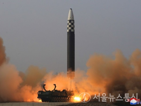 북한이 신형 대륙간탄도미사일(ICBM)인 화성-17형을 지난 24일 평양 순안비행장의 이동식발사차량(TEL)에서 발사했다. / 신화통신 제공
