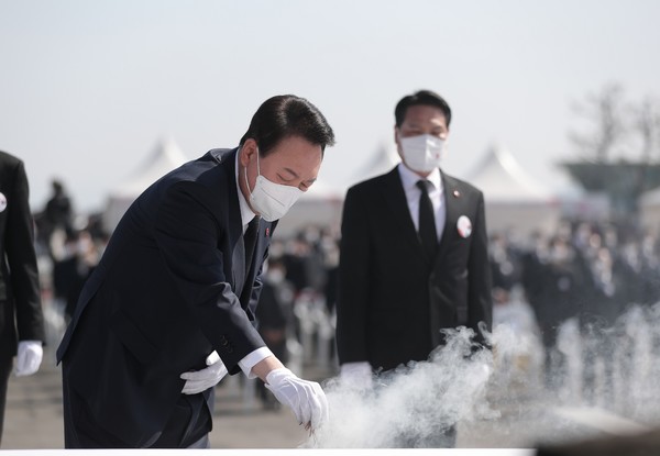 윤석열 대통령 당선인이 3일 오전 제주 4·3평화공원에서 열린 제74주년 4·3희생자 추념식에서 분향하고 있다.2022.4.3/사진=윤석열 당선인측 제공