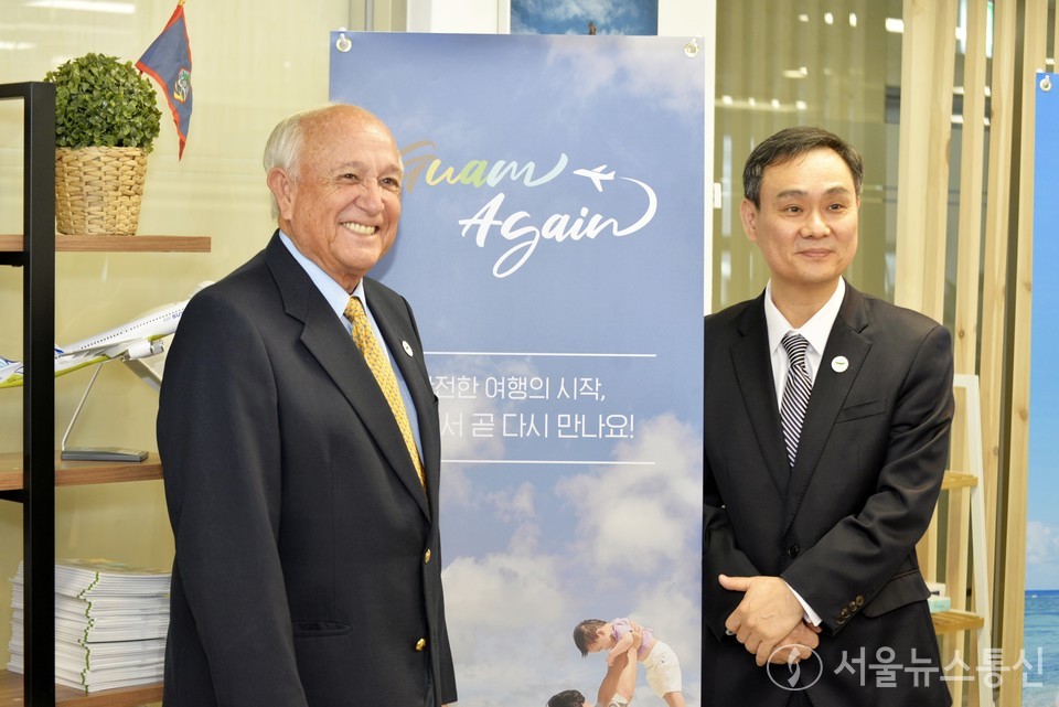 칼 T.C. 구티에레즈 괌정부관광청장이 4일 오후 여행업계 전문기자들과 인터뷰를 가진 후 포즈해달라는 요청에 활짝웃고 있다.