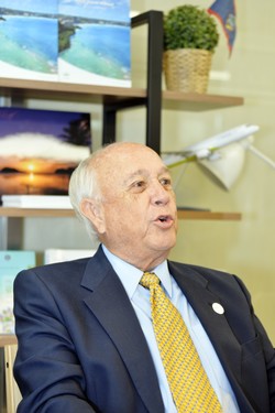 칼 T.C. 구티에레즈 괌정부관광청장이 4일 오후 경희궁길 소재 괌관광청 한국지사에서 여행업계 전문기자들과 인터뷰를 진행하고 있다. (사진 = 이민희 기자)