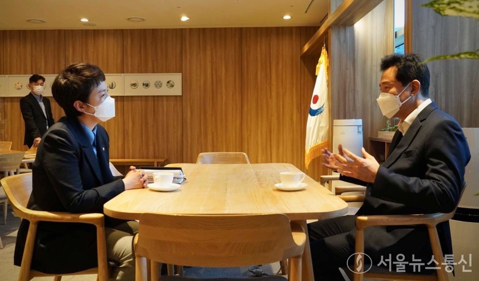 김은혜 경기도지사 예비 후보가 11일 오전 서울 시청 본관 시장실에서 오세훈 서울 시장과 비공개 회동을 진행하고 있다. (김은혜 경기도지사 예비후보측 제공)