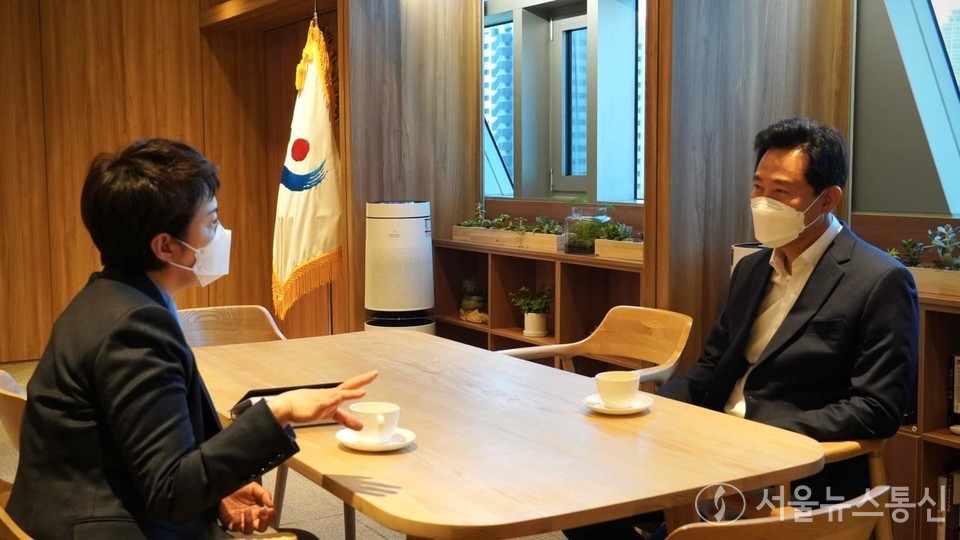 김은혜 경기도지사 예비 후보가 11일 오전 서울 시청 본관 시장실에서 오세훈 서울 시장과 비공개 회동을 진행 하고 있다. (김은혜 경기도지사 예비후보측 제공)