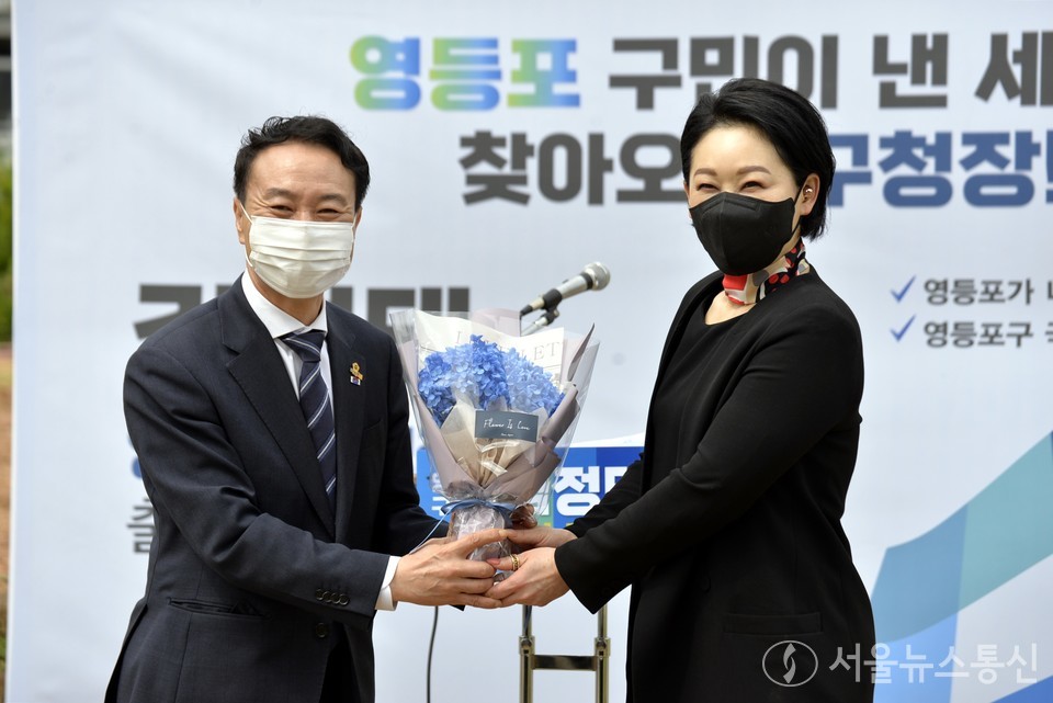 김정태 서울시의회 운영위원장(더불어민주당)이 12일 오전 10시 30분 서울 영등포구 문래동 소재 제2세종문화회관 건립부지에서 기자회견을 갖고 6·1지방선거 영등포구청장 출마를 선언함과 동시에 영등포구 비전을 발표했다. 사진은 김정태 영등포구청장 출마 예정자에게 당산2동 주민자치위원회 최인순 간사가 출마 축하와 승리를 기원하는 꽃다발을 전달하고 있다. (서울시의회 기자단 제공)