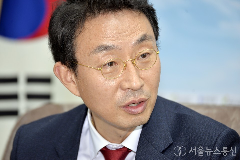 권택환 한국교총 37대 회장 직무대행이 지난 13일 오후 서울 서초구 우면동 한국교총내 4층 그의 집무실에서 열린 인터뷰에서 교육부 존치가 교총의 노력으로 자부한다는 발언 등을 하고 있다. (서울시의회 출입기자단 사진 제공)