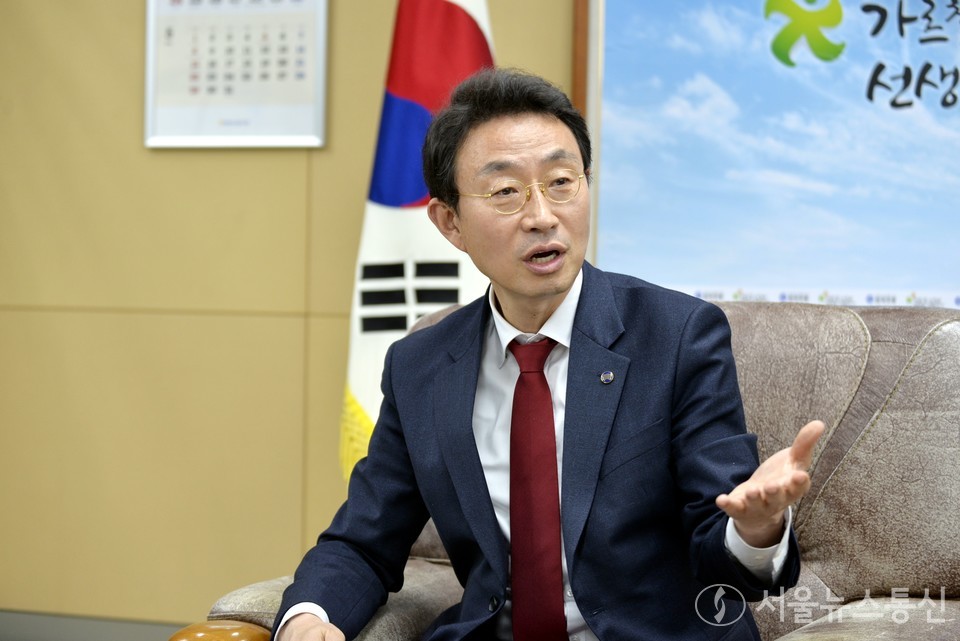 권택환 한국교총 37대 회장 직무대행이 지난 13일 오후 서울 서초구 우면동 한국교총내 4층 그의 집무실에서 열린 인터뷰에서 교육부 존치가 교총의 노력으로 자부한다는 발언 등을 하고 있다. (서울시의회 출입기자단 사진 제공)