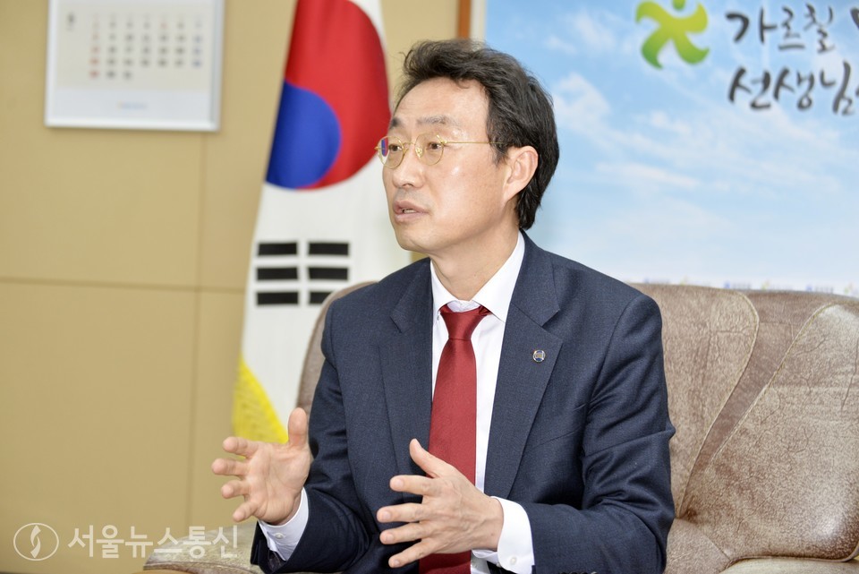 권택환 한국교총 37대 회장 직무대행이 지난 13일 오후 서울 서초구 우면동 한국교총내 4층 그의 집무실에서 열린 인터뷰에서 교육부 존치가 교총의 노력으로 자부한다는 발언 등을 하고 있다. (서울시의회 출입기자단 사진 제공)