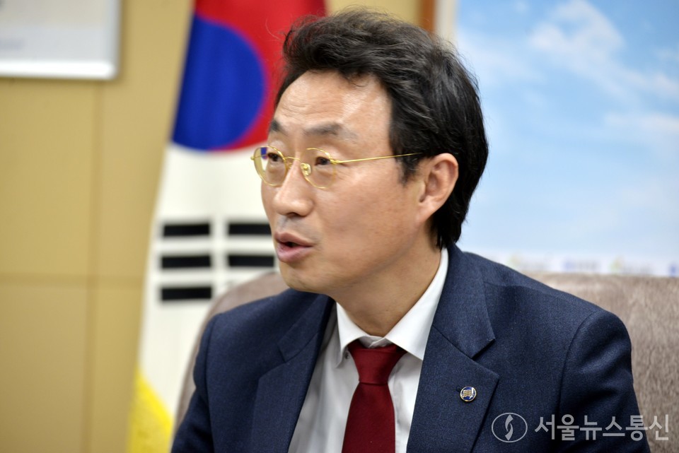 권택환 한국교총 37대 회장 직무대행이 지난 13일 오후 서울 서초구 우면동 한국교총내 4층 그의 집무실에서 열린 인터뷰에서 교육부 존치가 교총의 노력으로 자부한다는 발언 등을 하고 있다. (서울시의회 출입기자단 사진 제공)