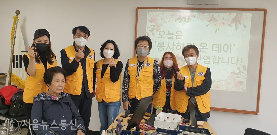 대한적십자사 서울특별시지사는 북부봉사관에서 15일 오전 9시부터 12시까지 3시간 동안 적십자사미용봉사회 결성에 앞서 봉사활동을 가졌다. (대한적십자사 서울특별시지사 제공) 