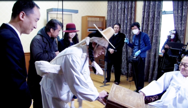 현장 사진: ‘김구(강철)’를 만나서 독립자금을 전하는 ‘경수(김경훈)’, ‘최완(성형진)’, 그리고 ‘영수(전지학), ‘미옥(양선혜)’