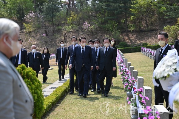 윤석열 대통령 당선인은 19일 오전 서울 강북구 국립 4·19 민주묘지에서 열린 제62주년 4·19 혁명 기념식에 참석했다. / 대통령직인수위원회 제공