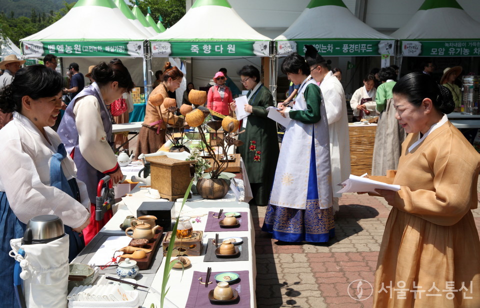 제25회 하동야생차문화축제가 오는 5월 4∼8일 5일간 우리나라 차 시배지인 경남 하동군 화개·악양면 일원에서 화려하게 막을 올린다. 사진은 지난해 '대한민국 아름다운 찻자리 최고대회'에서 심사위원들이 심사를 보고 있다. (하동군청 제공)