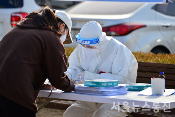 임시 선별진료소를 찾은 시민이 검사를 받고 있다. /서울뉴스통신 DB