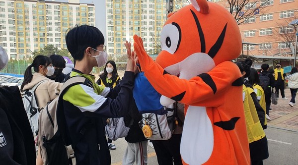 교육부는 오늘(20일) 코로나19 유행으로 2년 넘게 원격수업을 병행해 오던 교육활동이 지난 18일부터 사회적 거리두기가 전면 해제되면서 다음 달부터 유치원과 초중고학교 학생들이 전면 등교를 한다고 밝혔다. / 서울뉴스통신DB