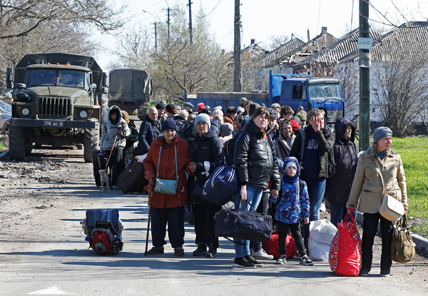 20일 마리우폴을 떠나기 위해 버스를 기다리는 피난민들/CNN