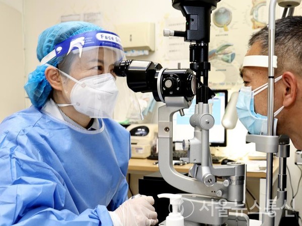 코로나19 방역 기간 발생하는 시민들의 진료 수요를 충족하기 위해 상하이시 제10인민병원이 응급 '패스트트랙'을 24시간 운영하고 있다. 20일 한 안과 의사가 진료를 보고 있다. 2022.4.20/신화통신