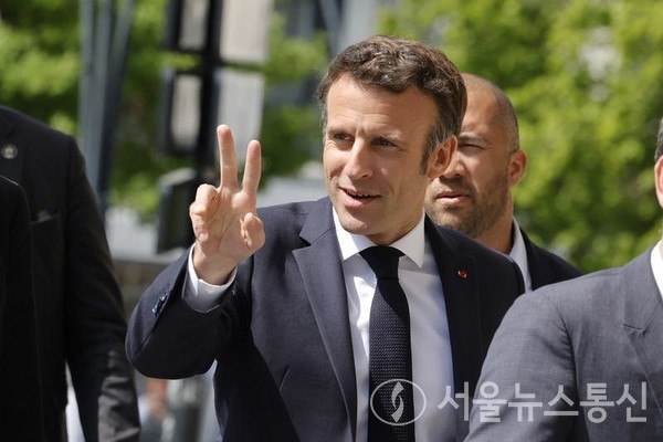 에마뉘엘 마크롱(C) 프랑스 대통령이 프랑스 파리 북쪽 생드니에서 열린 유세 방문에서 제스처를 취하고 있다.2022.4.21/사진=신화통신