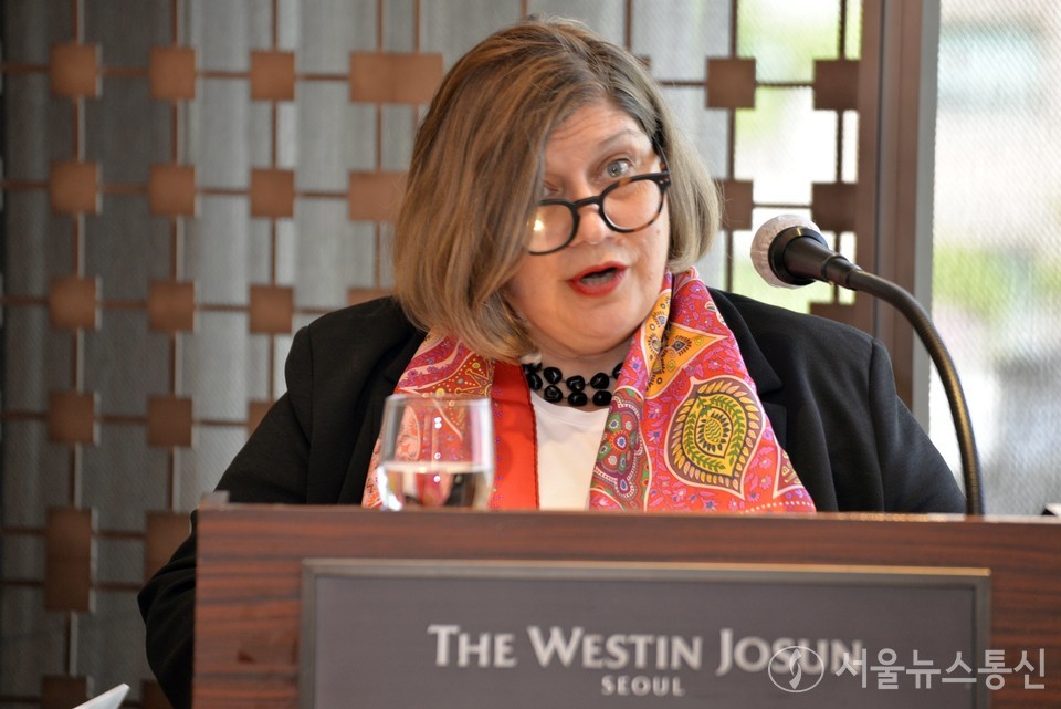 WTO(세계관광기구)로부터 ‘모두가 접근 가능 한 관광지’ 타이틀을 최초로 부여받은 국가인 포르투갈이 한국 관광 재개에 대한 시동을 건다. 포르투갈대사관과 포르투갈관광청은 27일 조선호텔에서 진행된 ‘포르투갈 방문 할 시간(IT’S Time To be visit portugal)‘행사를 통해 음성확인서 서류만 준비되면 포르투갈 여행을 자유롭게 할 수 있다고 밝혔다. 주한 포르투갈대사관 수자나 바즈 파투 대사가 발표하고 있다. 2022.4.27./서울뉴스통신