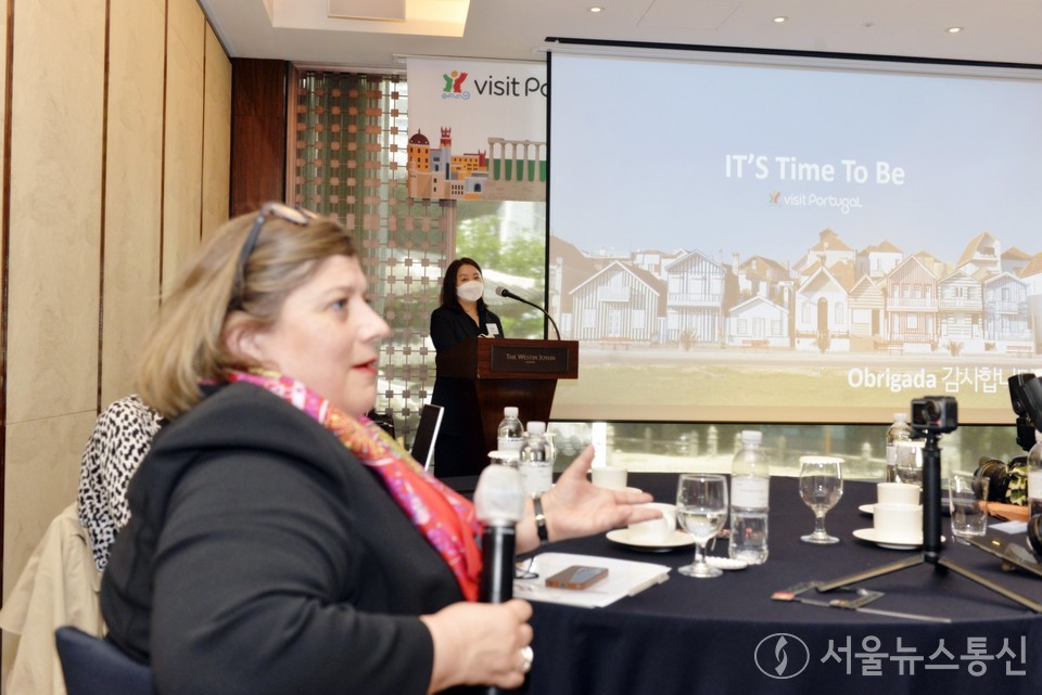 WTO(세계무역기구)로부터 ‘모두가 접근 가능 한 관광지’ 타이틀을 최초로 부여받은 국가인 포르투칼이 한국 관광 재개에 대한 시동을 건다. 포르투칼대사관과 포르투칼관광청은 27일 조선호텔에서 진행된 ‘포르투칼 방문 할 시간(IT’S Time To be visit portugal)‘행사를 통해 음성확인서 서류만 준비되면 포르투칼 여행을 자유롭게 할 수 있다고 밝혔다. 주한포르투칼대사관 수자나 바즈 파투 대사가 발표하고 있다. 2022.4.27./서울뉴스통신