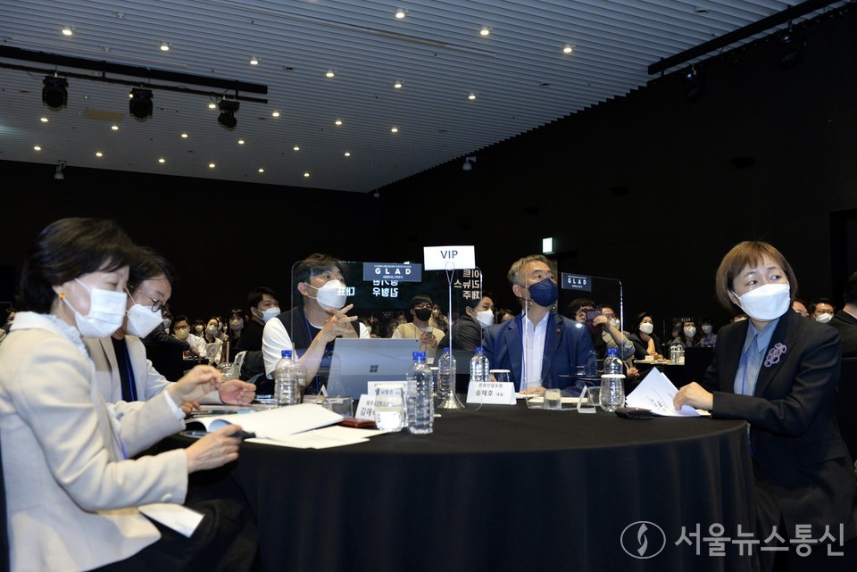 27일 오후 여의도 글래드호텔에서 개최된 ‘2022 제주 트래블 쇼케이스(2022 Jeju Travel Showcase)’ 행사에 참석한 고은숙 제주관광공사 사장(오른쪽)과 송재호 의원 등 전문가들이 제주 홍보 영상을 보고있다. (사진 = 이민희 기자)