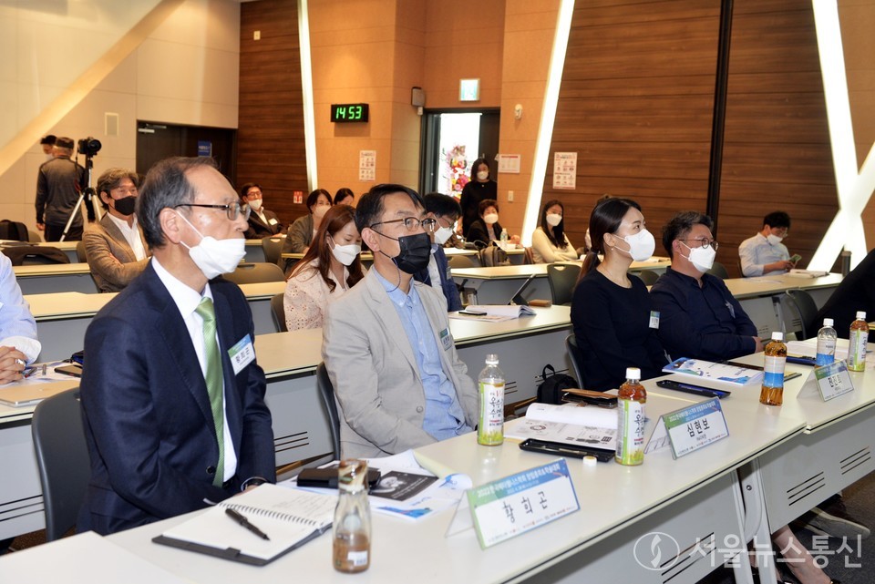 한국메타&웰니스학회(회장 황희곤)가 ‘새로운 시대를 맞이하는 서막 : 메타 웰니스의 기회와 혁신’주제로 창립총회 및 제1회 학술대회를 개최했다. 28일 오후 킨텍스 제2관 408호에서 열린 창립 기념 주제 발표는 김동욱 박사(파인이노베이션 대표, 전 삼성전자 상무)가 “AI + Metaverse 시대, 웰니스 산업의 미래‘라는 주제로 테이프를 끊었다.(왼쪽부터) 황희곤 한국메타웰니스학회장, 심현보 4디비젼 대표, 진진희 서정대 교수, 한진석 동국대 교수. 2022.4.28./서울뉴스통신 (사진 = 이민희 기자) 