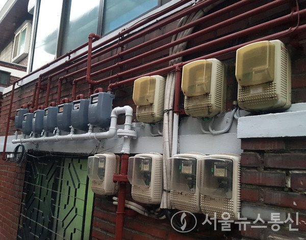 서울 시내 주택단지에 설치된 가스계량기와 전기계량기. / 사진=송혜숙 기자