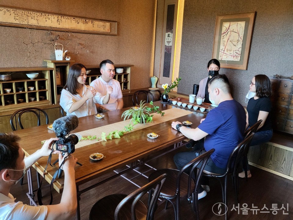 제주관광공사가 6월 1일부터 제주 무사증 입국과 관련해, 몽골 등 전세기 유치마케팅을 위해 뛰어 든다. 사진은 외국 인플루언서들이 콘텐츠를 만들고 있다. (제주관광공사 제공)