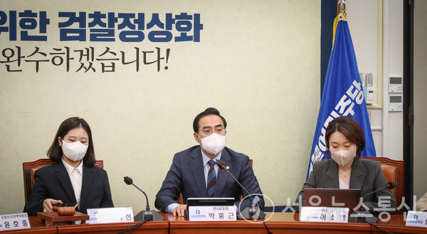 박지현, 윤호중 공동비대위원장이 이날(6일) 국회 본청 비대위원장회의실에서 열린 비상대책위원회의에 참석하여 모두발언을 하고 있다.﻿/사진=더불어민주당 제공