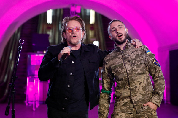 U2의 보노가 8일 키이우 지하철역에서 우크라이나 팝 록밴드 안티틸라(Antytila)의 가수 타라스 토폴리아(Taras Topolia)와 노래를 부르고 있다/CNN