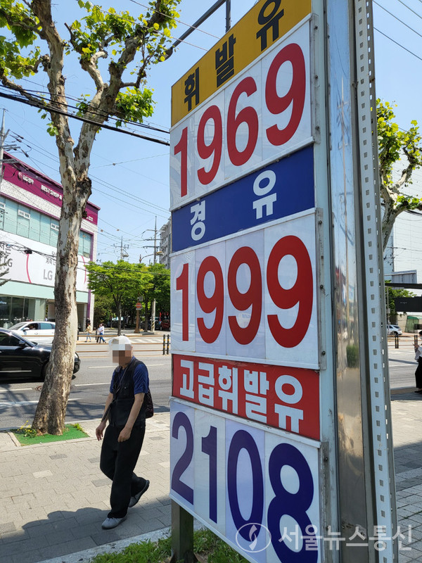 12일 서울 시내 한 주유소에서 경유가 휘발유보다 더 비싸게 판매되고 있다. / 사진=신현성 기자