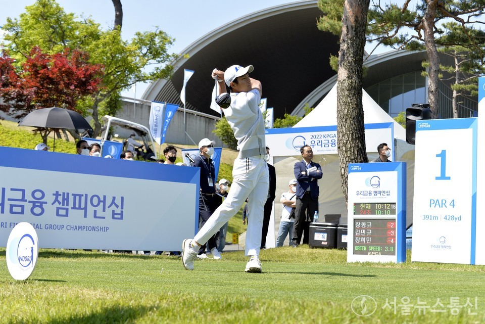 장희민이 15일 경기도 여주시 페럼클럽(파72·7천216야드)에서 열린 한국프로골프(KPGA) 코리안투어 우리금융 챔피언십(총상금 13억원) 4라운드 1번 홀에서 티샷하고 있다. 2022.5.15./서울뉴스통신 (사진 이민희 기자)