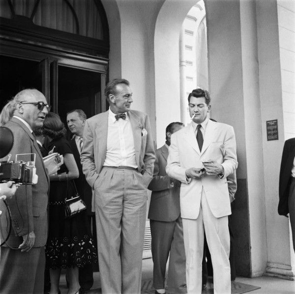 담배와 나비 넥타이는 50년대 패션의 정점이었다. 1953년 칸 영화제에서 미국 배우 게리 쿠퍼(왼쪽)가 프랑스 배우 장 마레(오른쪽)와 이야기하고 있다/CNN