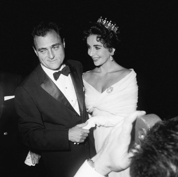 엘리자베스 테일러(Elizabeth Taylor)는 1957년 축제를 위해 흰색 옷을 입고 자존심을 나타내는 왕관과 같은 티아라를 썼다/CNN