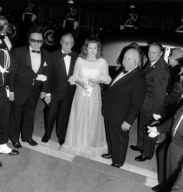 모나코 왕비가 된 그레이스 켈리가 1972년 칸 영화제에서 알프레드 히치콕 감독과 함께 포즈를 취하고 있다/CNN